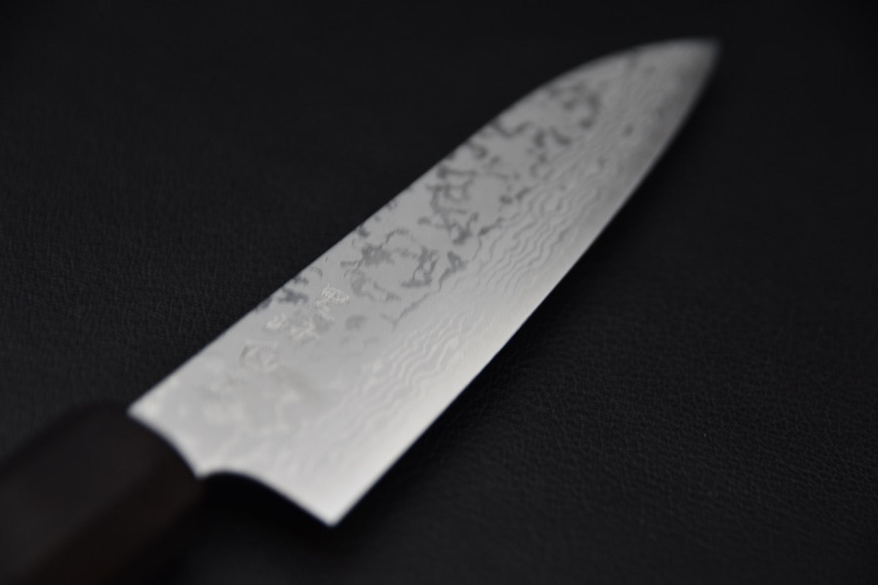 Détail du motif damas sur la lame du couteau japonais VG7