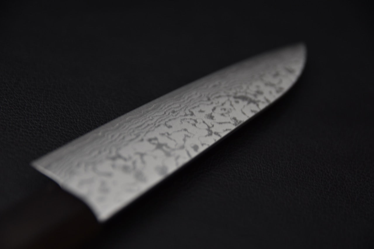 Vue du manche en ébène octogonal du couteau japonais VG7