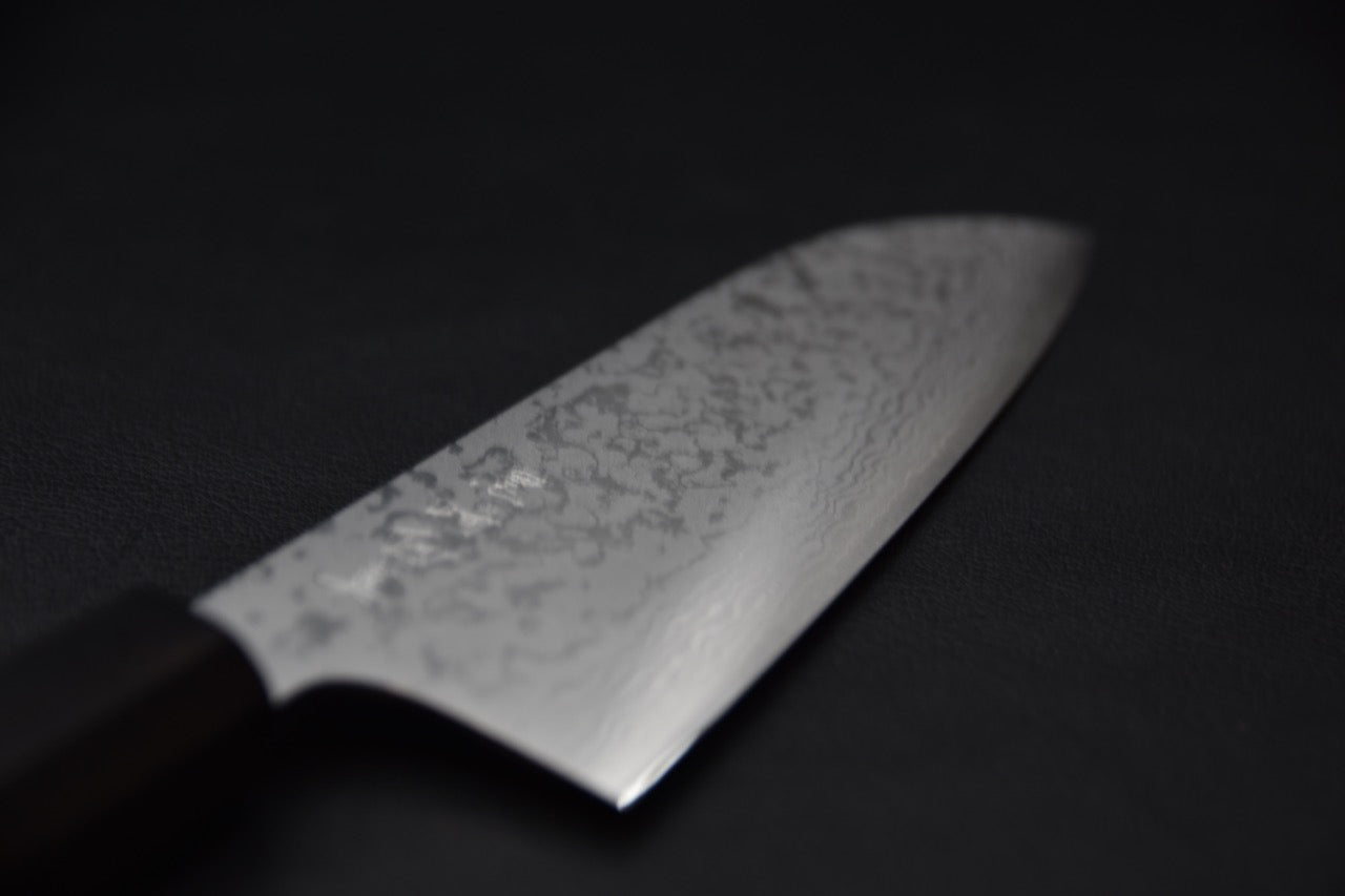 Détail de la lame damassée d’un couteau japonais santoku Makoto Kurosaki