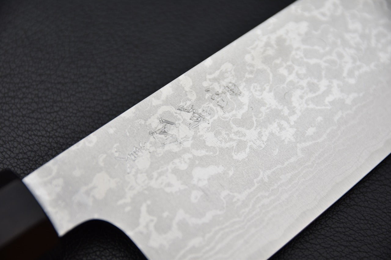 Gravure sur la lame damassée d’un couteau japonais santoku VG7