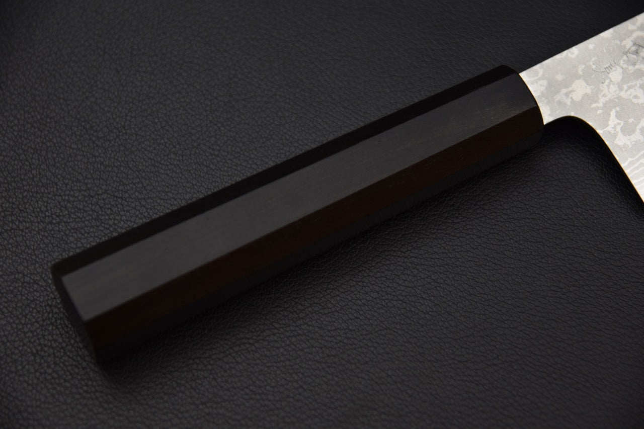 Manche octogonal en ébène d’un couteau japonais santoku Makoto Kurosaki