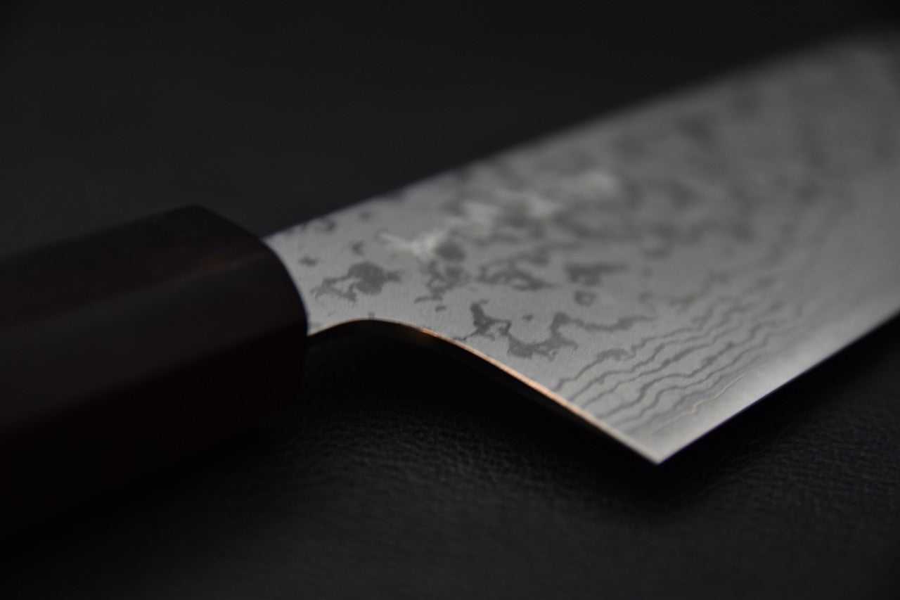 Tranchant fin et poli d’un couteau japonais santoku 165 mm damassé
