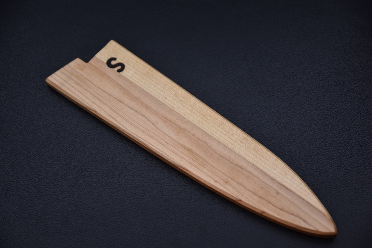Saya en bois pour couteau japonais Gyuto 210mm vu de dessus sur fond noir.