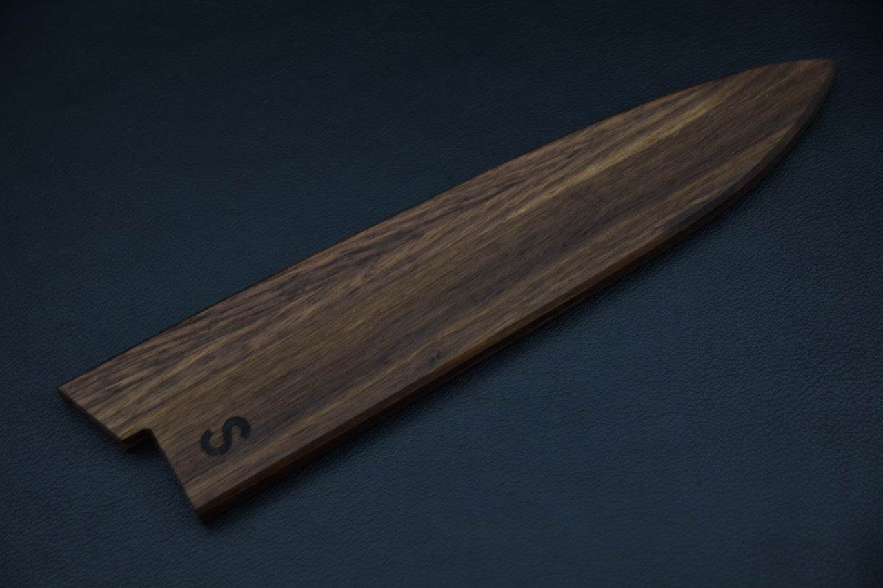 Saya en bois artisanal pour couteau japonais gyuto 240 mm — détail du grain du bois