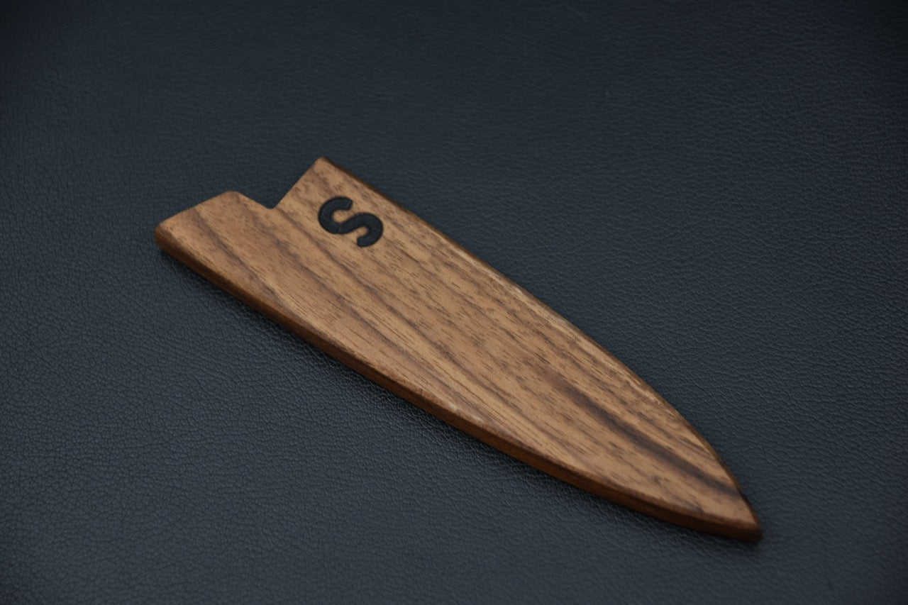 Saya en bois franc Maku pour couteau japonais Petty 120 mm, vue complète sur fond noir.