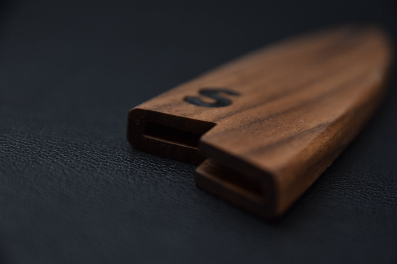 Détail de l’ouverture de la saya Maku en bois franc pour couteau japonais Petty 120 mm.