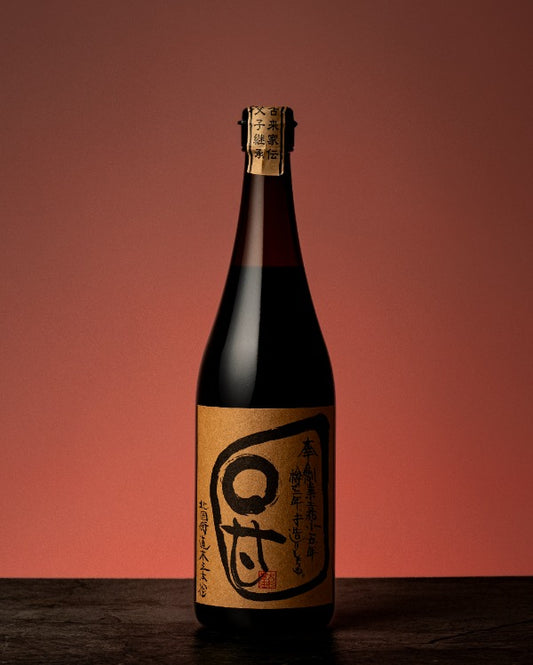 Sauce soya japonaise foncée Maruama de Daiko Shoyu, bouteille entière sur fond rouge.