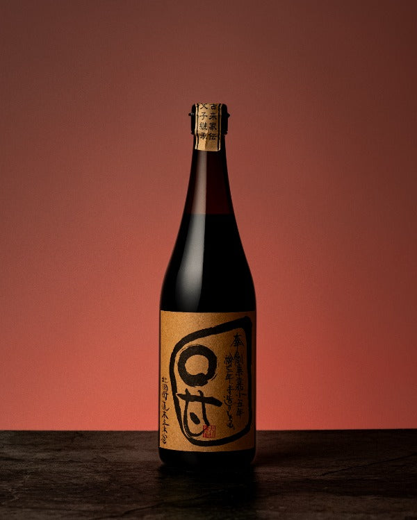 Bouteille de sauce soya japonaise koikuchi Maruama vieillie trois ans en fût de cèdre.