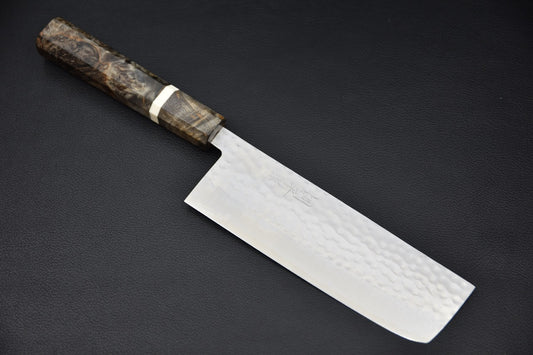 Couteau japonais nakiri 170mm VG-10 tsuchime avec manche en bouleau — vue complète sur fond noir