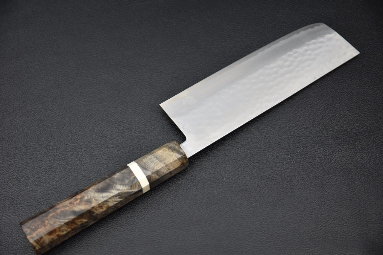 Profil de la lame du couteau japonais nakiri avec finition tsuchime