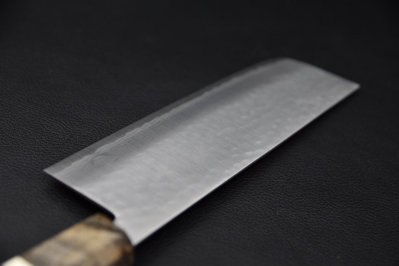 Détail du manche en bouleau stabilisé et virole claire du couteau japonais