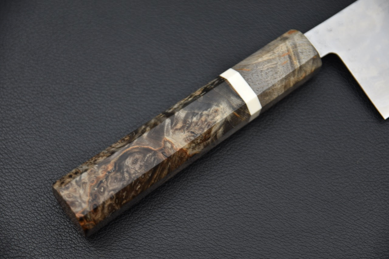 Vue du tranchant du couteau japonais nakiri 170mm montrant la finesse de l’émouture