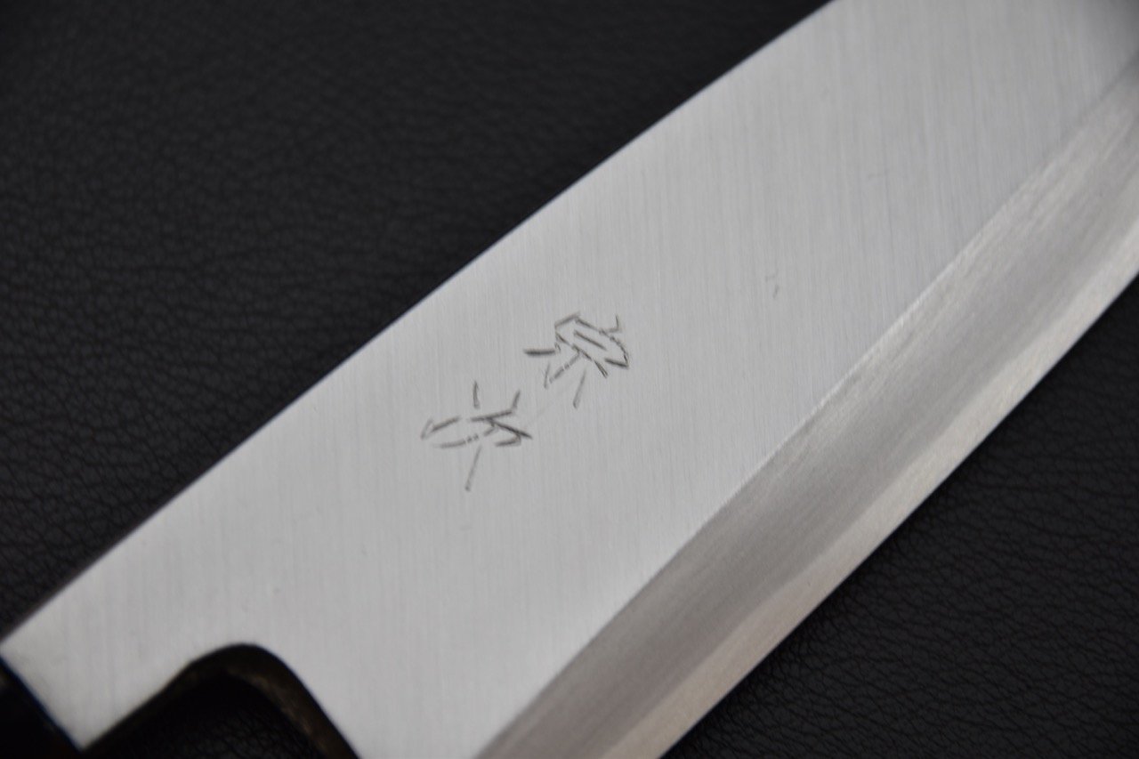 Gros plan sur la lame gravée d'un couteau japonais Ai deba en acier White 2