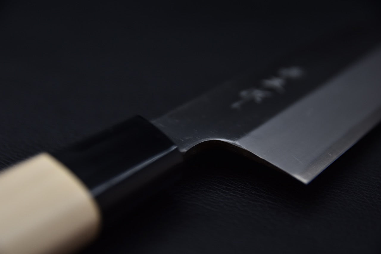 Couteau japonais Usuba avec lame en acier shirogami #3 et manche en peuplier sur fond noir