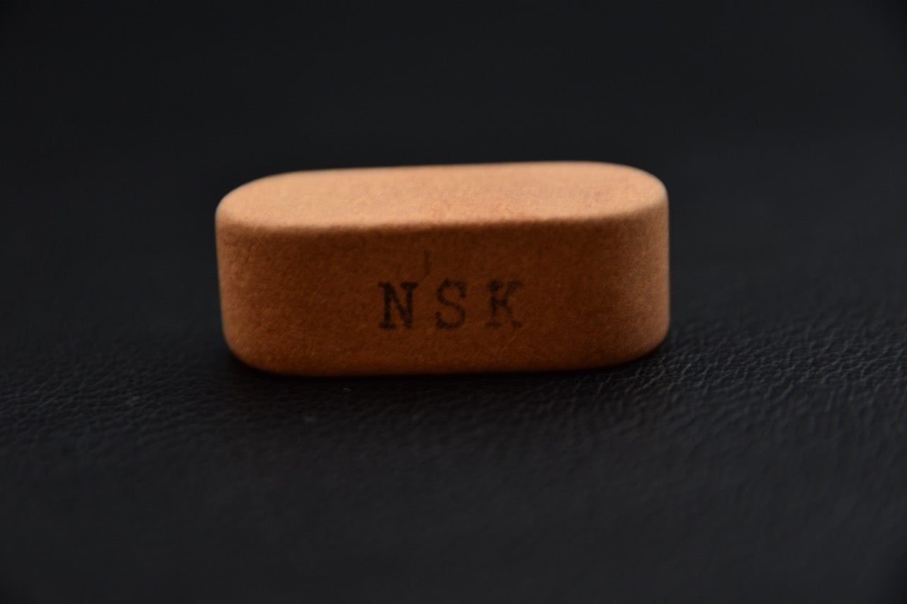 Nagura diamantée NSK KOGYO #3000 vue de face avec marquage NSK, pour aiguisage de couteau japonais.