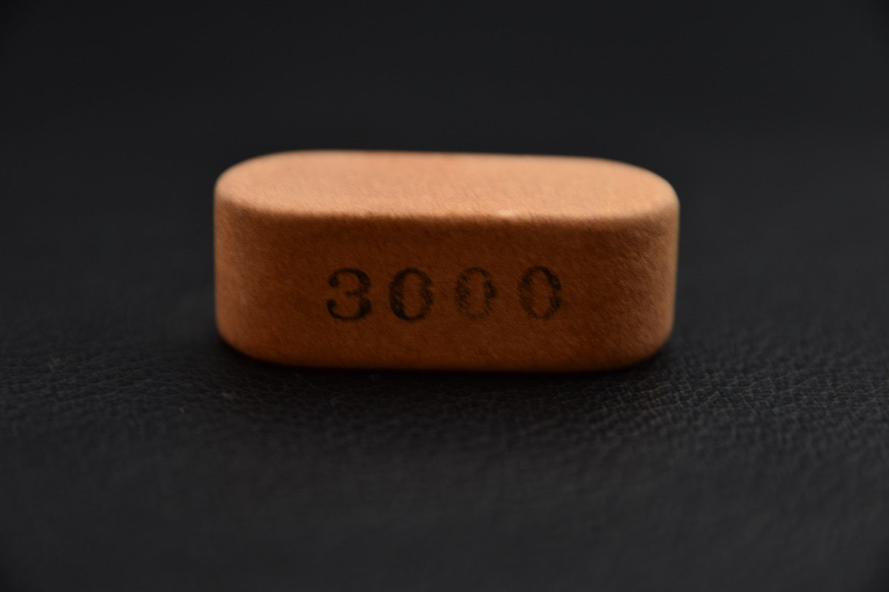 Nagura NSK KOGYO Diamond #3000 vue de côté avec indication du grain, accessoire pour couteau japonais.