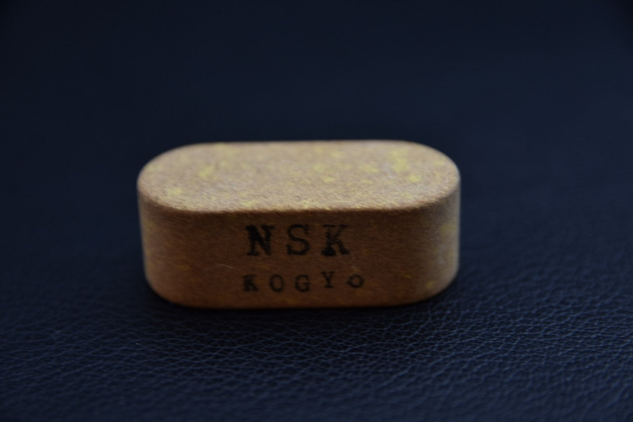 Nagura diamantée NSK KOGYO #400 vue de face avec logo de la marque, pour aiguisage de couteau japonais.