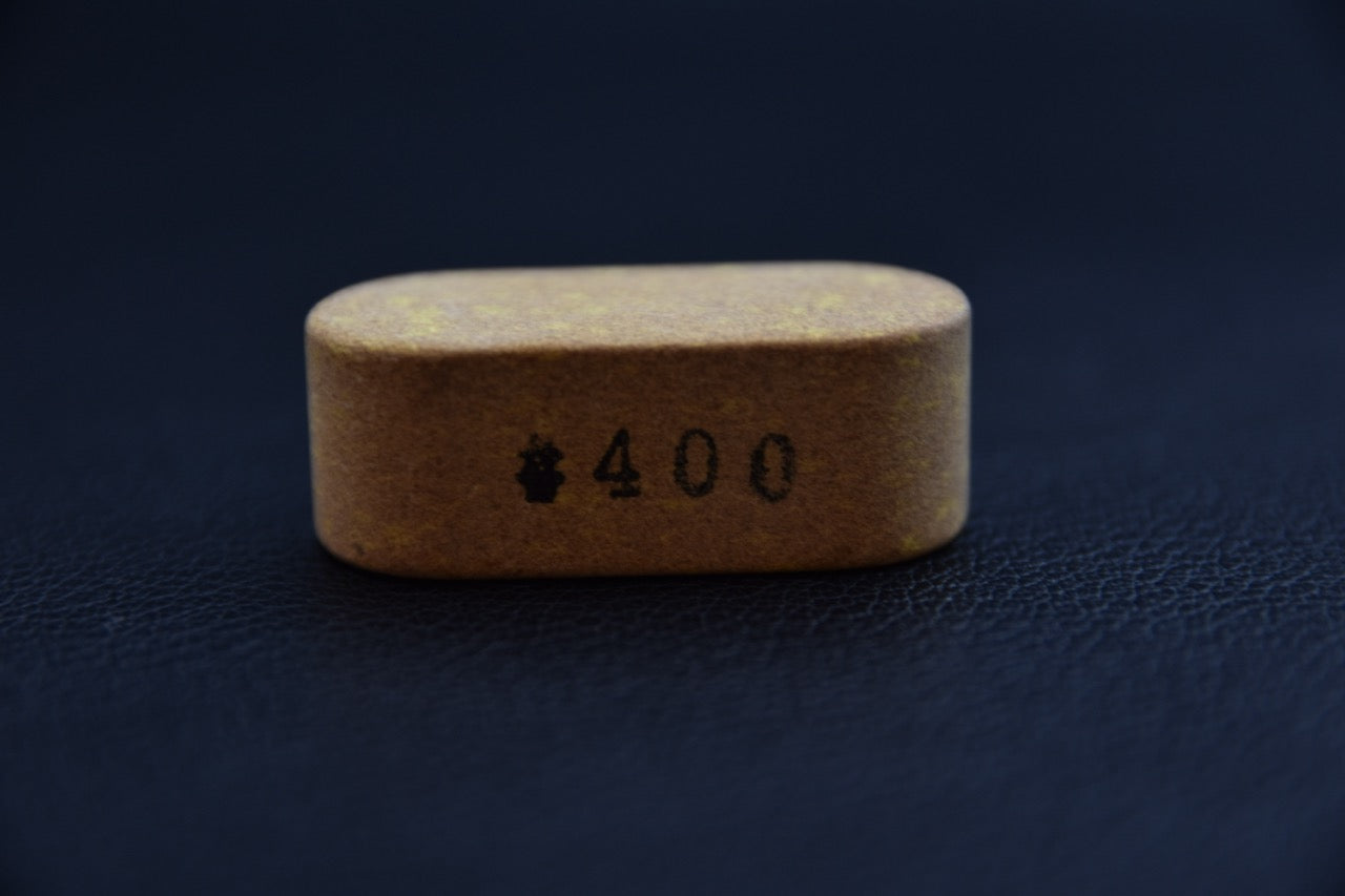Nagura NSK KOGYO Diamond #400 vue de côté avec indication du grain, accessoire pour couteau japonais.