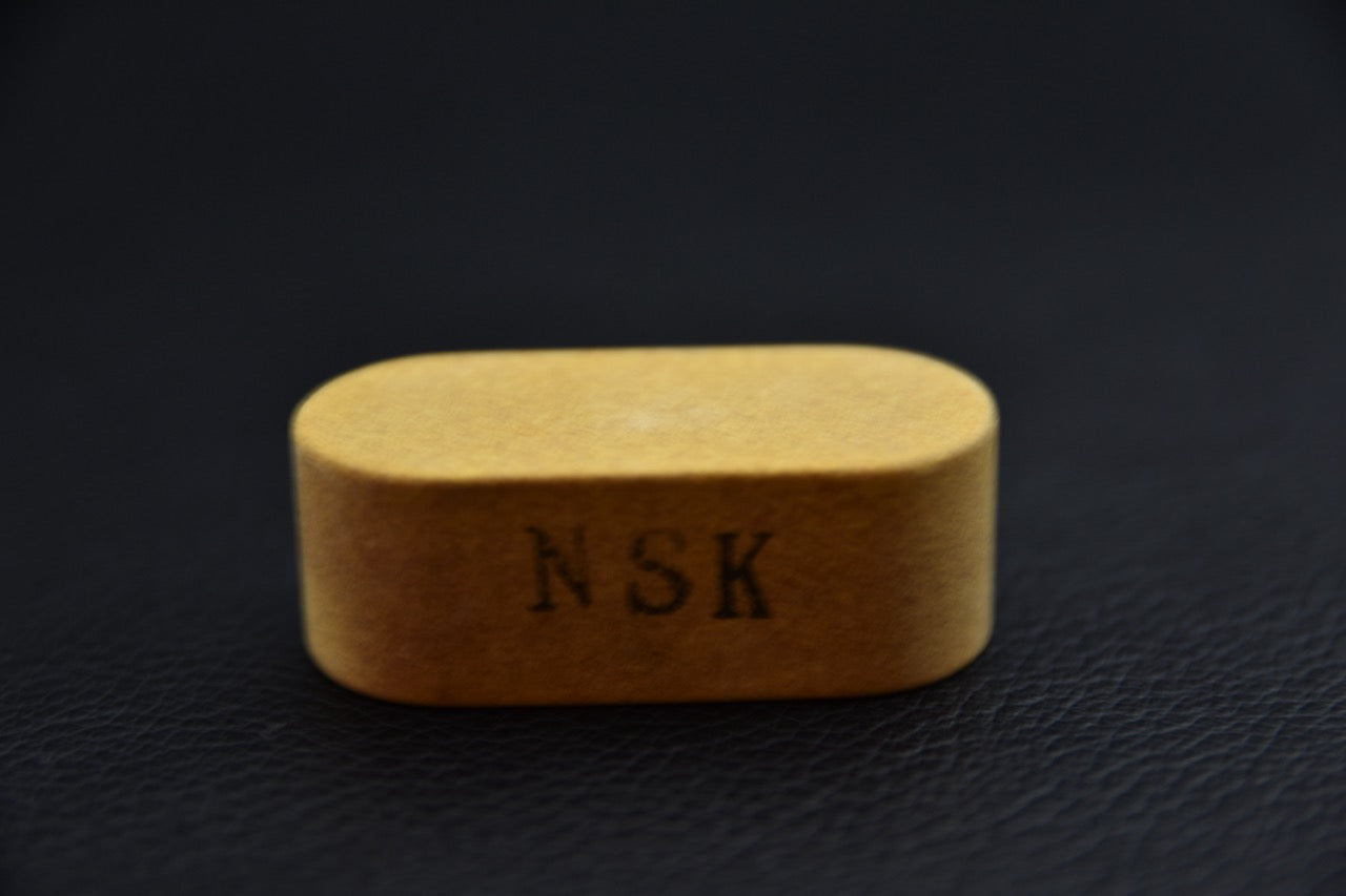 Nagura diamantée NSK KOGYO #800 vue de face avec marquage NSK, pour aiguisage de couteau japonais.