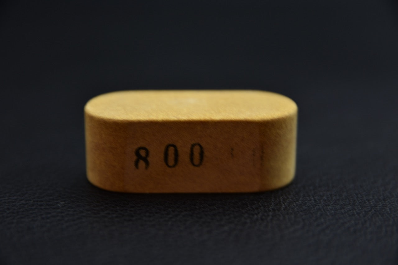 Nagura NSK KOGYO Diamond #800 vue de côté avec indication du grain, accessoire pour couteau japonais.
