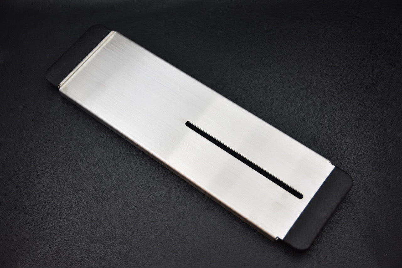 Support Naniwa Sink Bridge assemblé pour l’affûtage d’un couteau japonais au-dessus d’un évier — Stay Sharp Montréal.