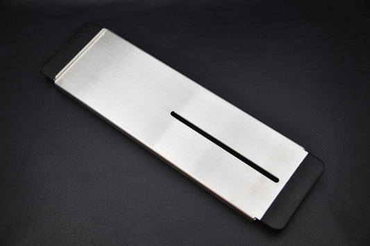 Support Naniwa Sink Bridge assemblé pour l’affûtage d’un couteau japonais au-dessus d’un évier — Stay Sharp Montréal.