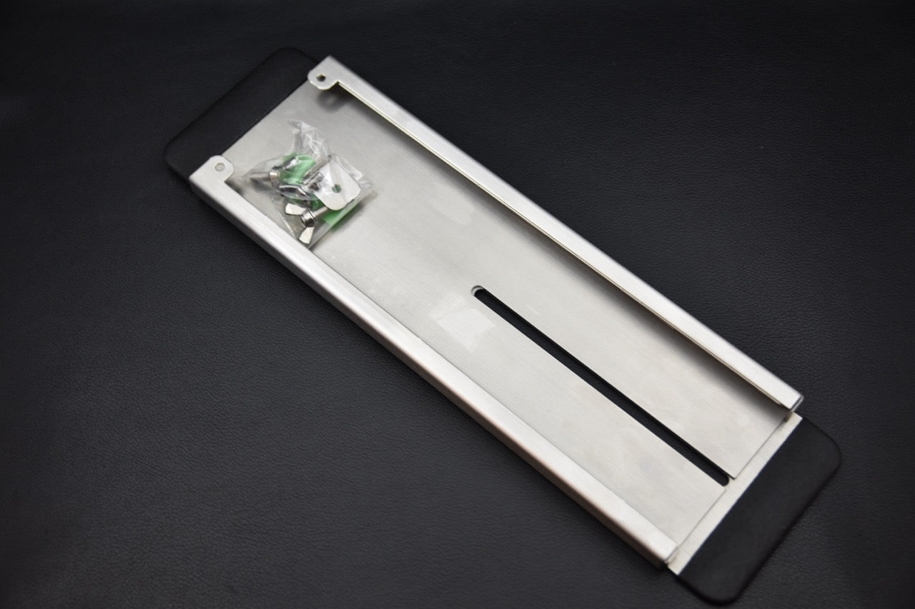 Naniwa Sink Bridge vu du dessous avec plaques métalliques et quincaillerie pour l’affûtage de couteau japonais — Stay Sharp Montréal.