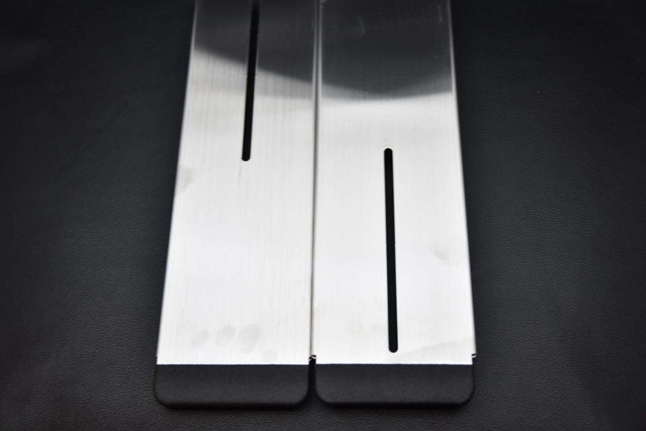 Vue rapprochée des deux plaques réglables du Naniwa Sink Bridge pour l’entretien d’un couteau japonais — Stay Sharp Montréal.