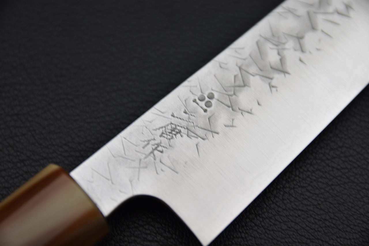 Couteau japonais petty Aogami Super 150 mm — gros plan sur la signature et la texture martelée de la lame