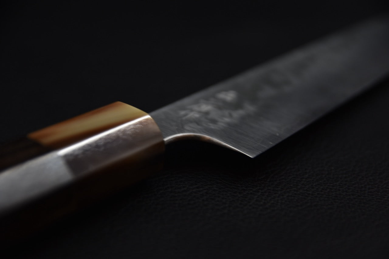 Couteau japonais petty Nigara Aogami Super — vue du tranchant fin de la lame pour une coupe précise