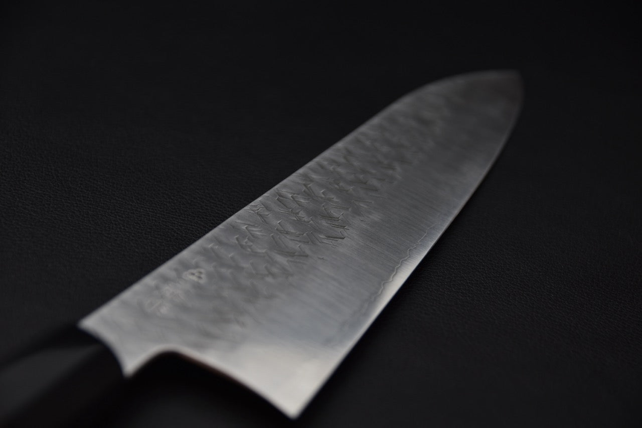 Couteau japonais gyuto 240mm, détail de la lame en Aogami Super avec finition texturée