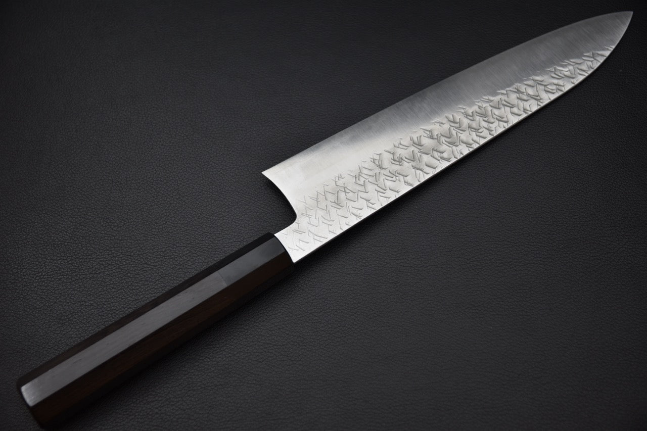Couteau japonais gyuto 240mm avec manche en ébène, vue trois quarts sur fond noir