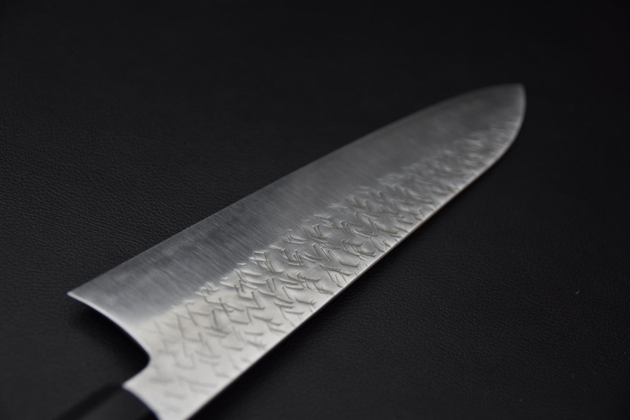 Couteau japonais Gyuto 240mm, détail de la ligne de trempe et de la surface satinée