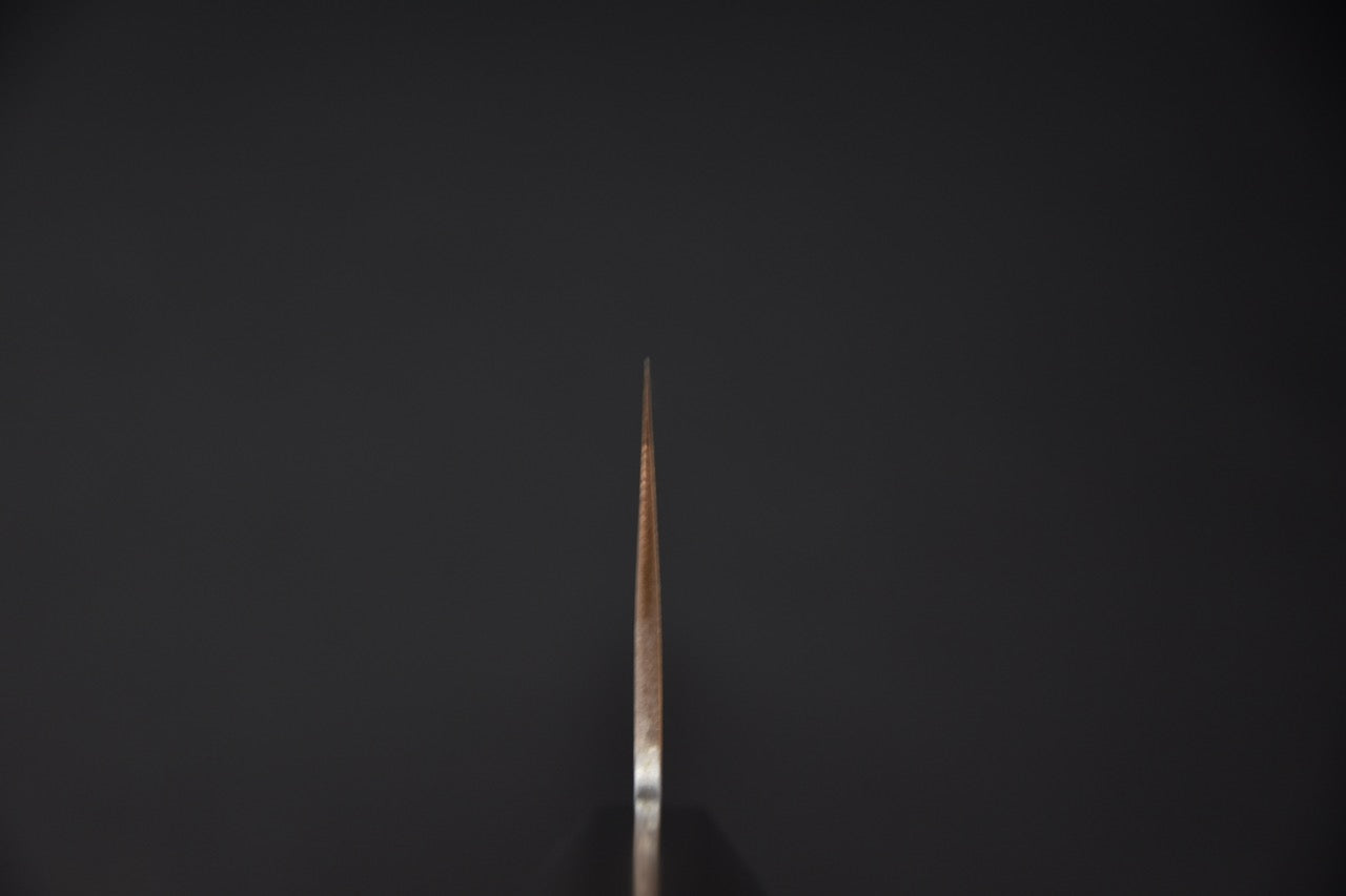 Couteau japonais gyuto 240mm, vue du profil de la pointe montrant l’épaisseur de la lame