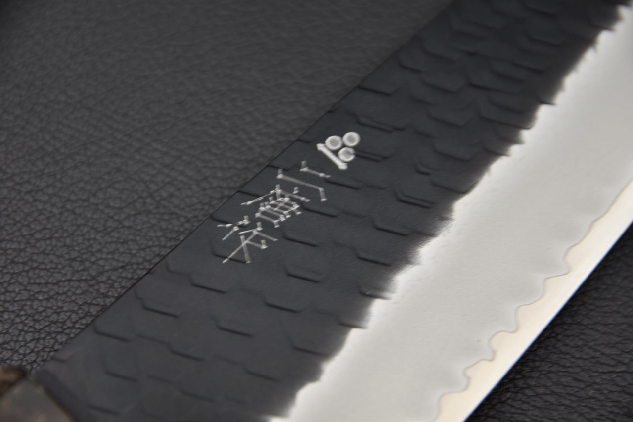 Détail des kanji sur la lame d’un couteau japonais bunka SG2 kurouchi — Stay Sharp Montréal