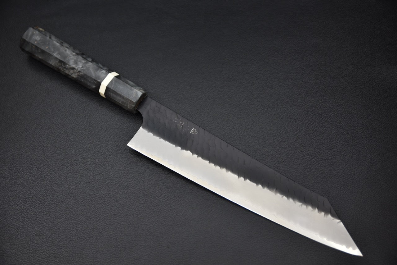 Couteau japonais Gyuto Kiritsuke 240mm Nigara Hamono, lame SG2 finition kurouchi tsuchime, vue complète sur fond noir.