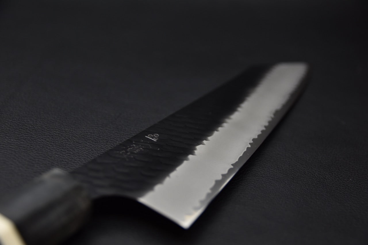 Couteau japonais Gyuto Kiritsuke 240mm, gros plan sur la lame en acier SG2 avec finition kurouchi martelée.