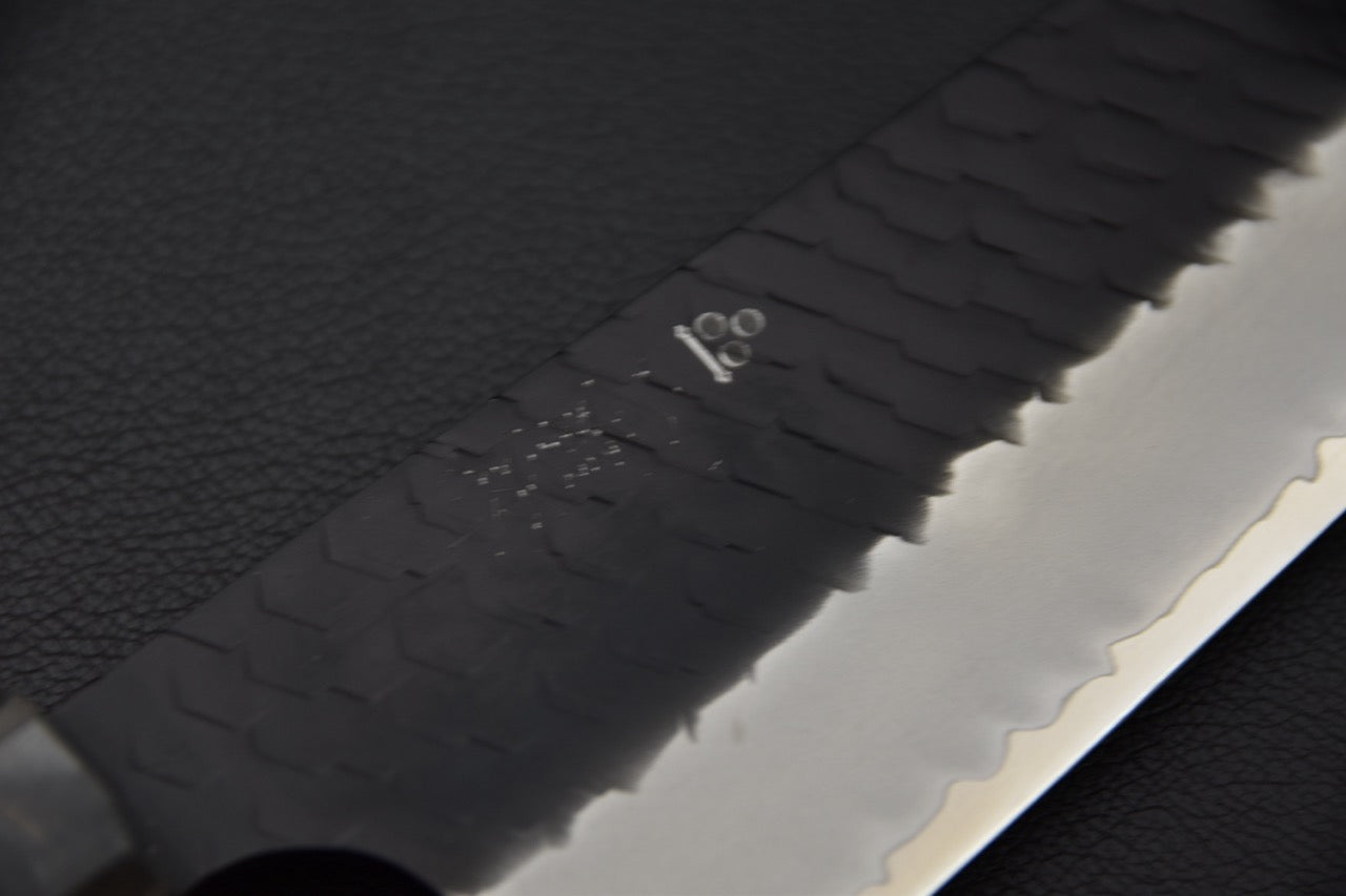 Détail du logo Nigara Hamono sur la lame du couteau japonais Gyuto Kiritsuke SG2.