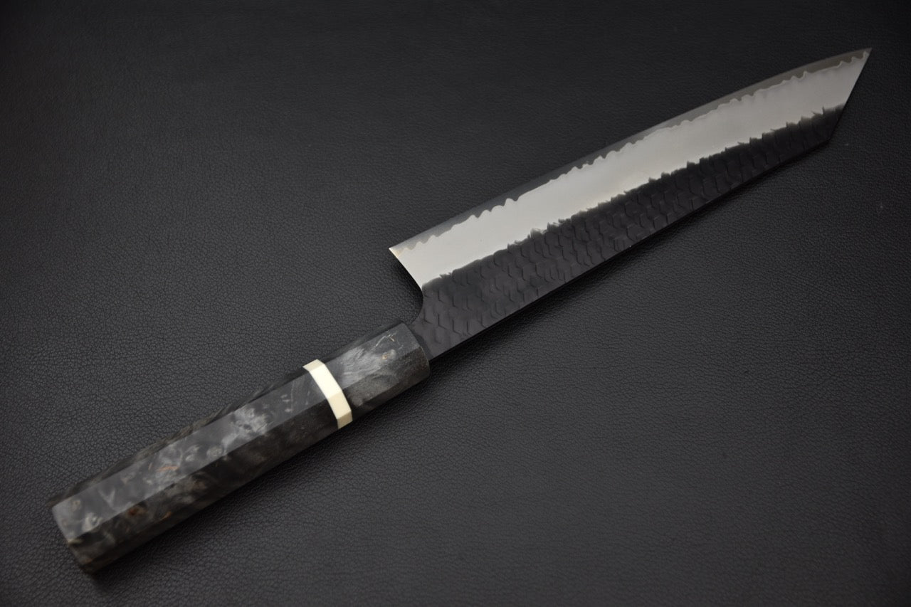 Vue latérale du couteau japonais Nigara Hamono Gyuto Kiritsuke 240mm avec manche noir.