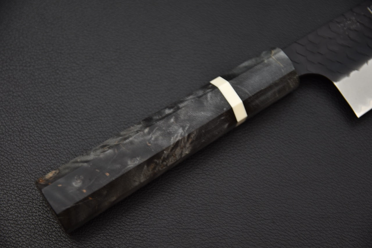 Gros plan sur le manche en résine stabilisée noire du couteau japonais Gyuto Kiritsuke 240mm.