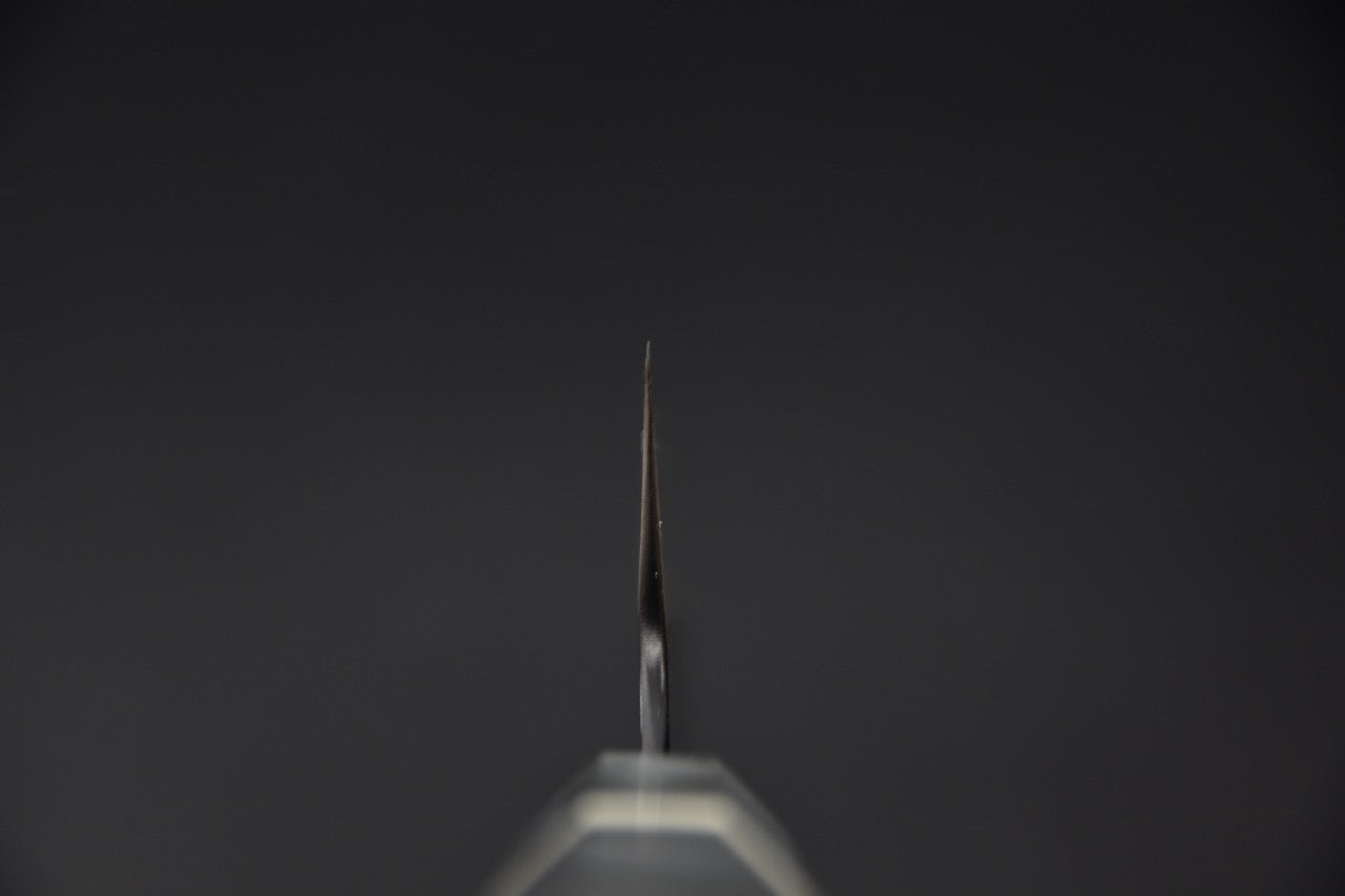 Vue du tranchant depuis la pointe du couteau japonais Gyuto Kiritsuke 240mm Nigara Hamono, profil fin et affûté.