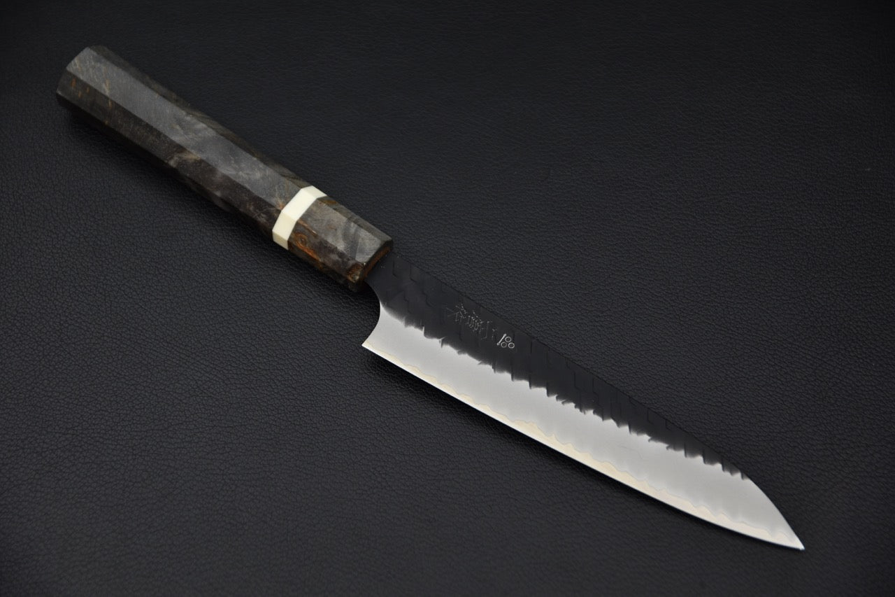 Couteau japonais petty 150mm Nigara Hamono SG2 tsuchime kurouchi, manche en bouleau stabilisé — vue complète sur fond noir.