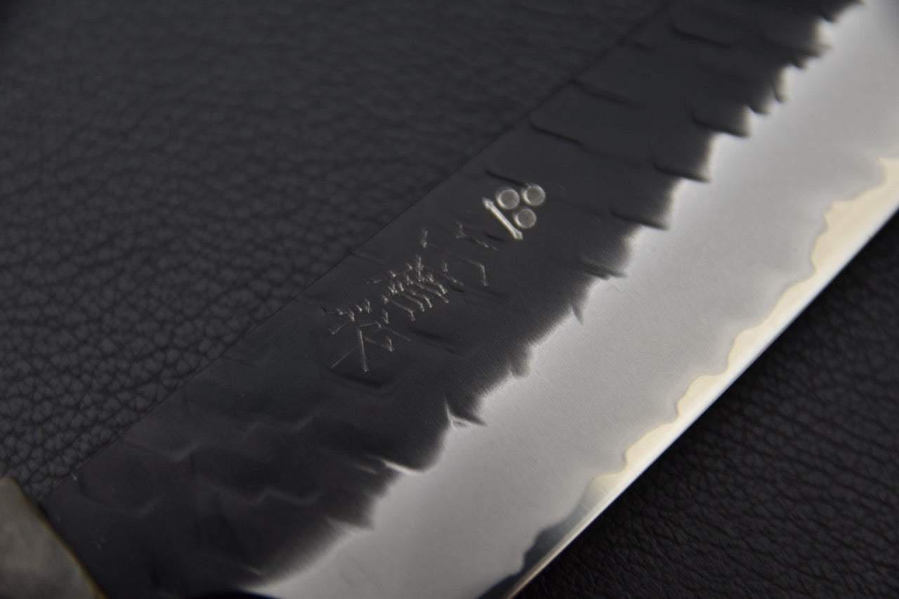 Gros plan sur la gravure du logo Nigara Hamono sur la lame du couteau japonais petty SG2.