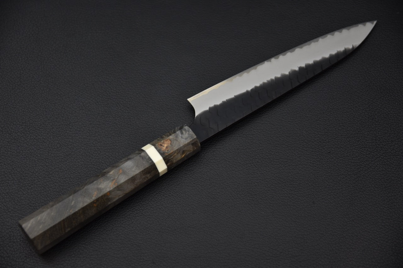 Vue complète du couteau japonais Nigara Hamono SG2 petty 150mm, finition kurouchi et manche en bois stabilisé.