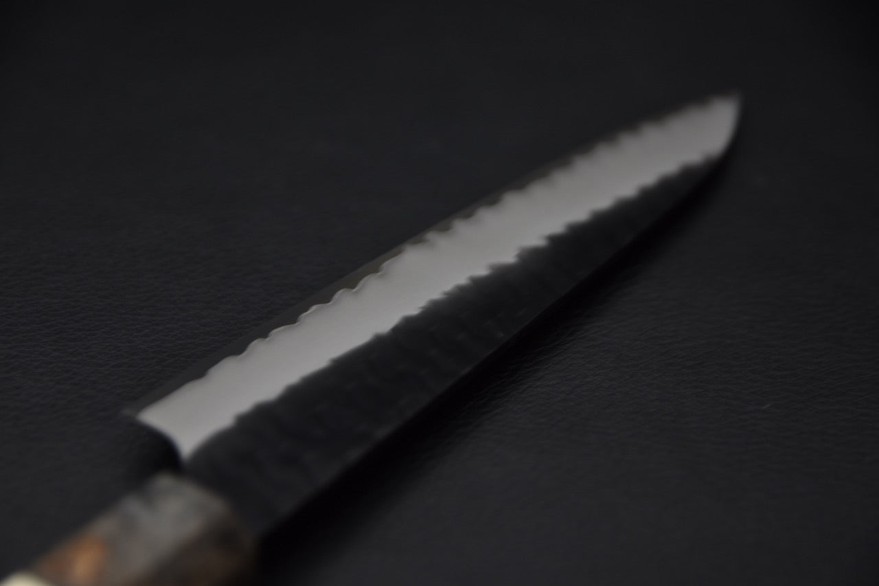 Détail du fil et de la texture kurouchi du couteau japonais petty SG2 Nigara Hamono.