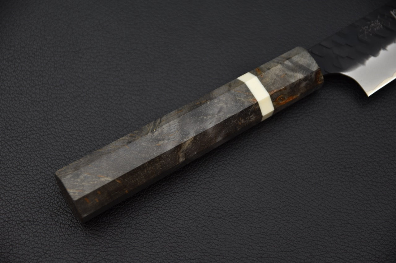 Vue rapprochée du manche en bouleau stabilisé du couteau japonais Nigara Hamono petty SG2.