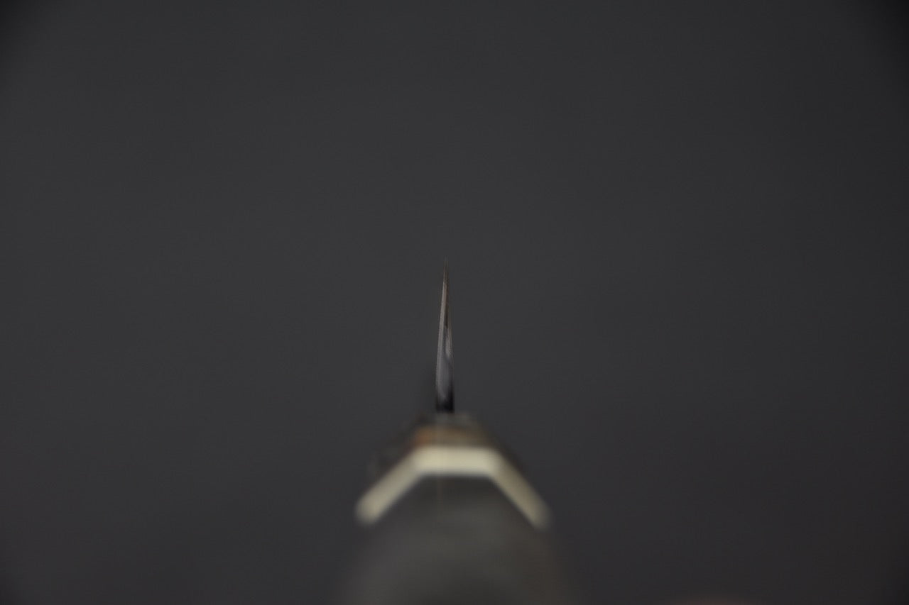 Vue depuis la pointe montrant la finesse du tranchant du couteau japonais Nigara Hamono petty SG2 kurouchi.
