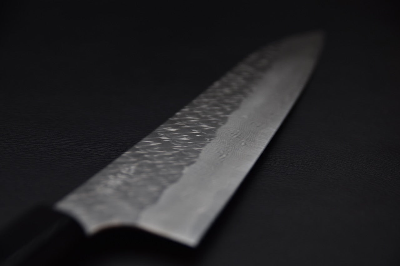 détail de la lame du Sujihiki Nigara STRIX avec motif damas et finition polie