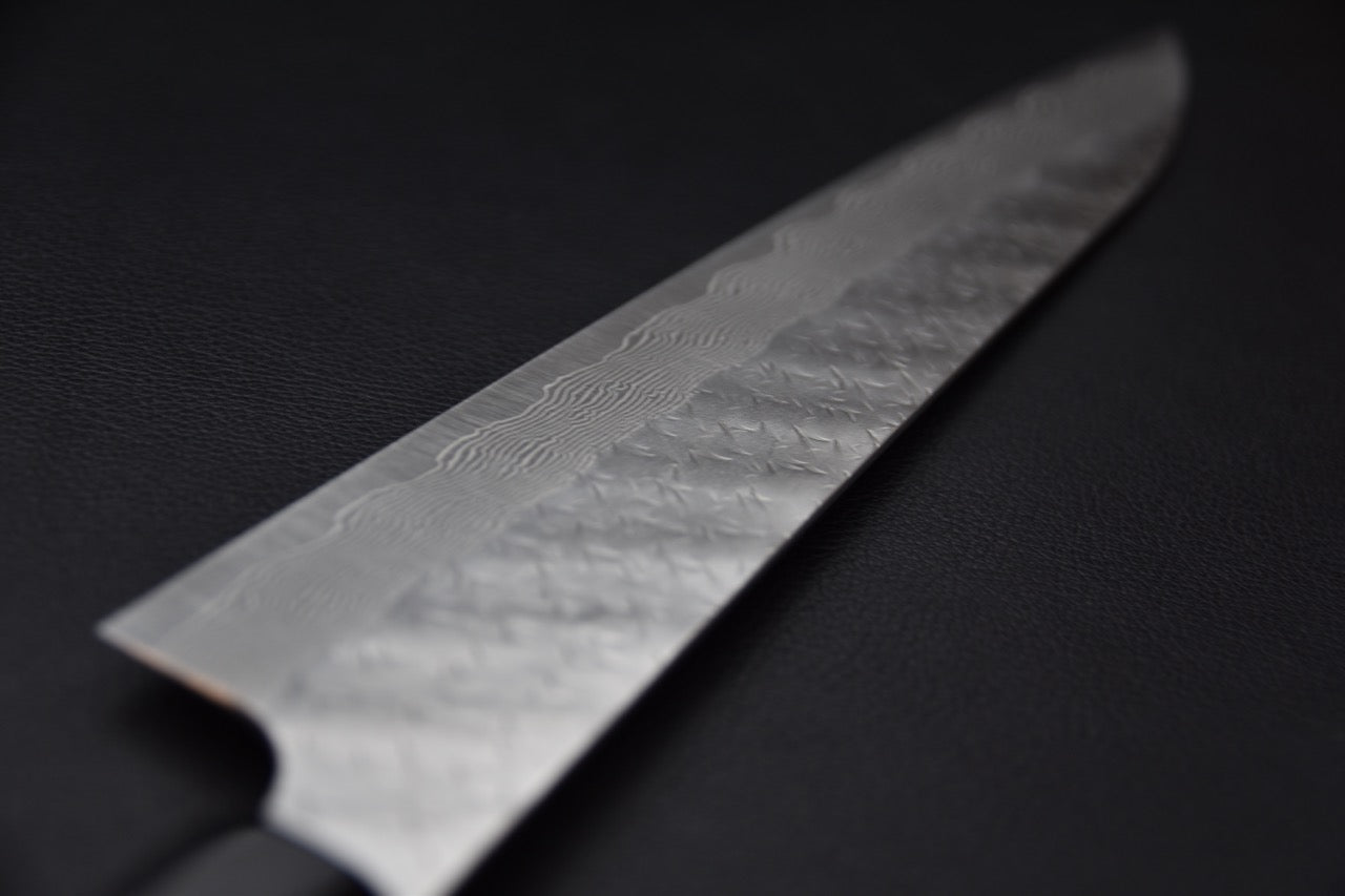 vue rapprochée du motif damassé sur la lame du Sujihiki 270 mm