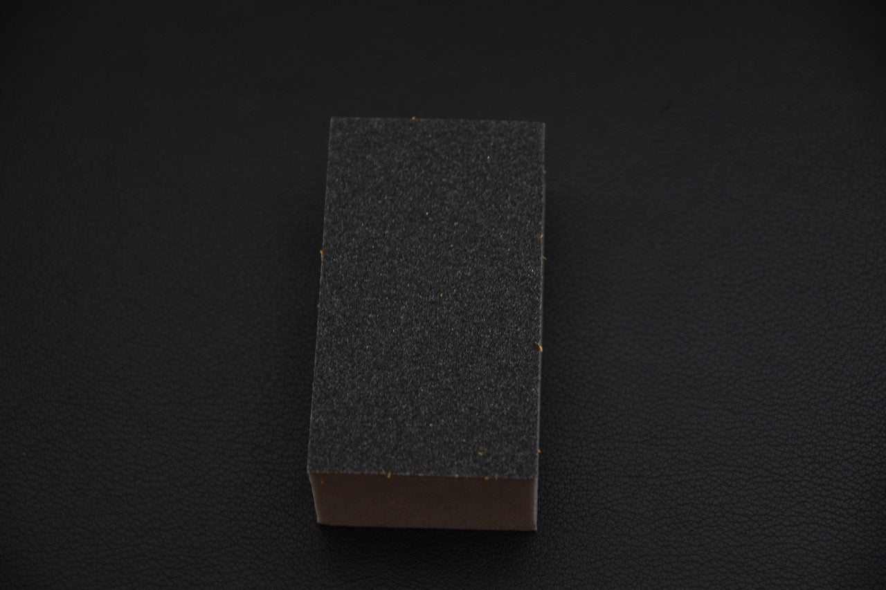 Bloc d’entretien Parker Asahi pour planche à découper et couteau japonais, vue de la face abrasive noire.